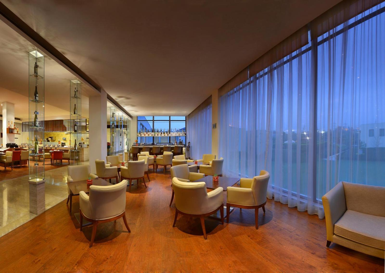 Four Points By Sheraton New Delhi, Airport Highway Exterior foto